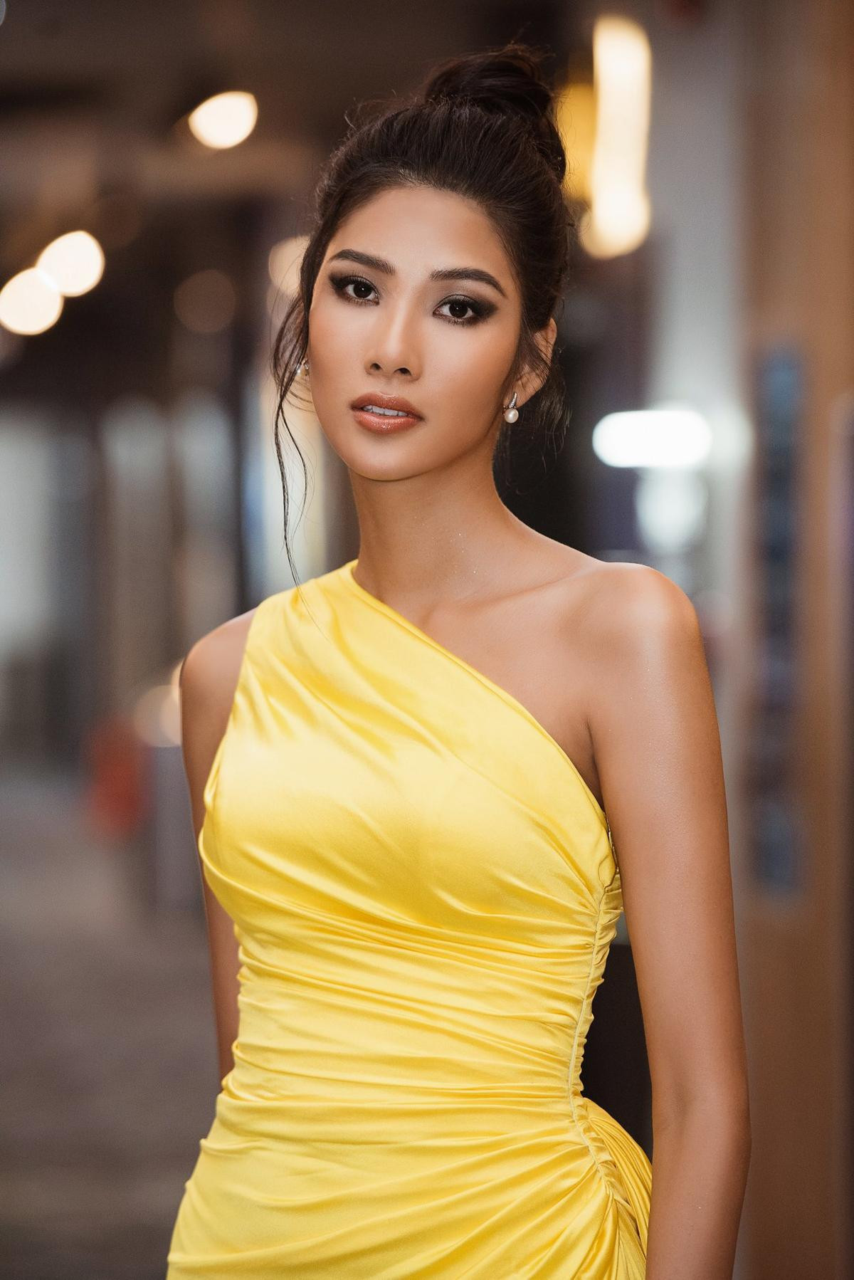 Á hậu Hoàng Thùy đẹp cuốn hút với làn da nâu nóng bỏng, nụ cười rạng rỡ chuẩn Miss Universe Ảnh 1