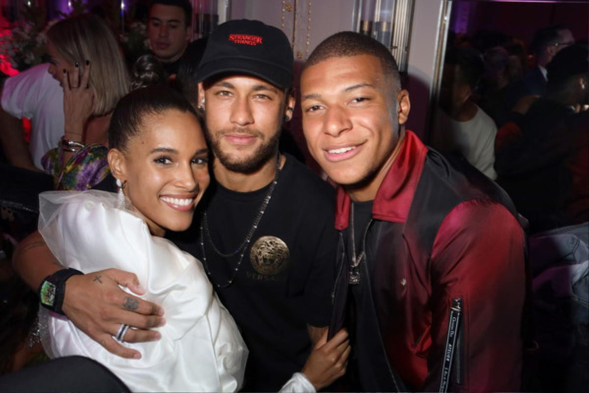 Neymar, Mbappe 'quẩy' tưng bừng với dàn chân dài nóng bỏng Ảnh 2