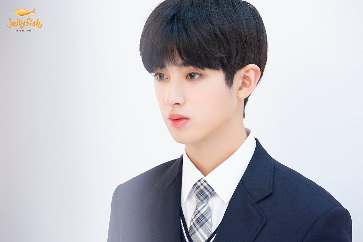 Khiến nam nhân rung động, 100 khoảnh khắc Kim Min Kyu (Produce X 101) xinh hơn idol nữ khi quảng cáo son phấn Ảnh 47