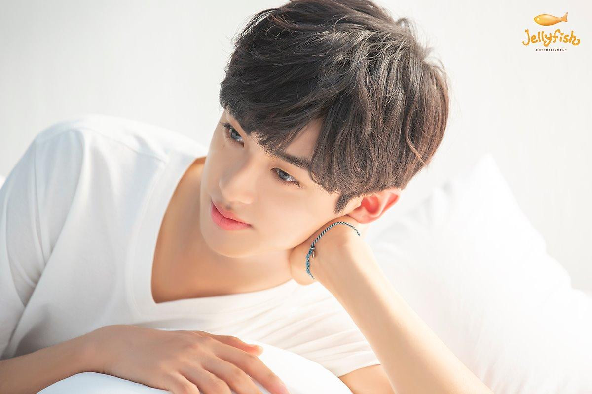 Khiến nam nhân rung động, 100 khoảnh khắc Kim Min Kyu (Produce X 101) xinh hơn idol nữ khi quảng cáo son phấn Ảnh 35