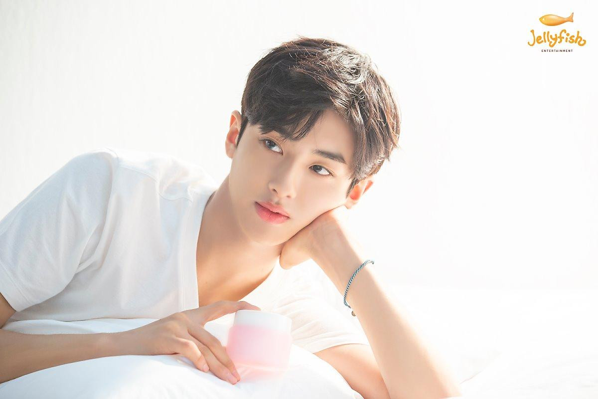 Khiến nam nhân rung động, 100 khoảnh khắc Kim Min Kyu (Produce X 101) xinh hơn idol nữ khi quảng cáo son phấn Ảnh 7