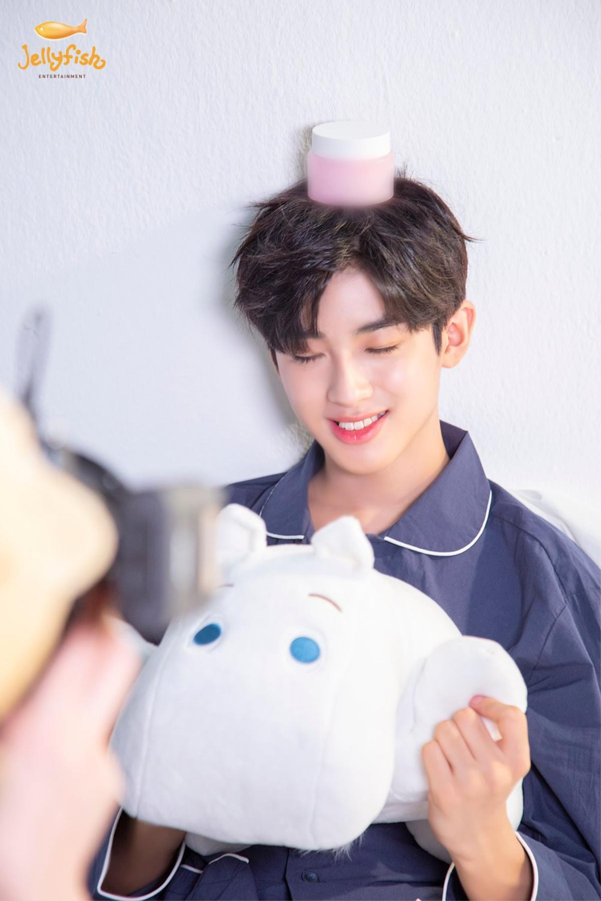 Khiến nam nhân rung động, 100 khoảnh khắc Kim Min Kyu (Produce X 101) xinh hơn idol nữ khi quảng cáo son phấn Ảnh 3