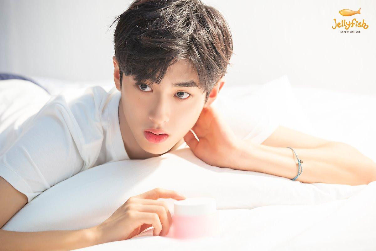 Khiến nam nhân rung động, 100 khoảnh khắc Kim Min Kyu (Produce X 101) xinh hơn idol nữ khi quảng cáo son phấn Ảnh 9