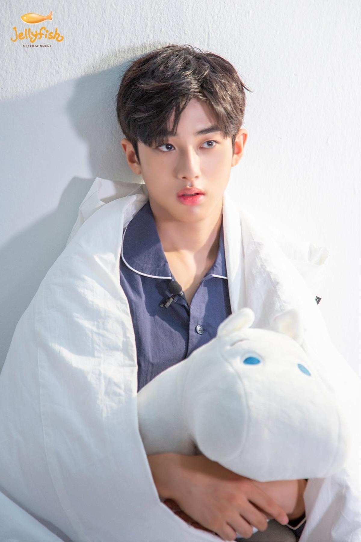 Khiến nam nhân rung động, 100 khoảnh khắc Kim Min Kyu (Produce X 101) xinh hơn idol nữ khi quảng cáo son phấn Ảnh 4