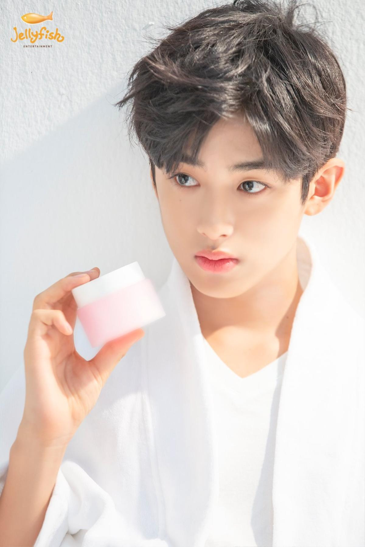 Khiến nam nhân rung động, 100 khoảnh khắc Kim Min Kyu (Produce X 101) xinh hơn idol nữ khi quảng cáo son phấn Ảnh 39