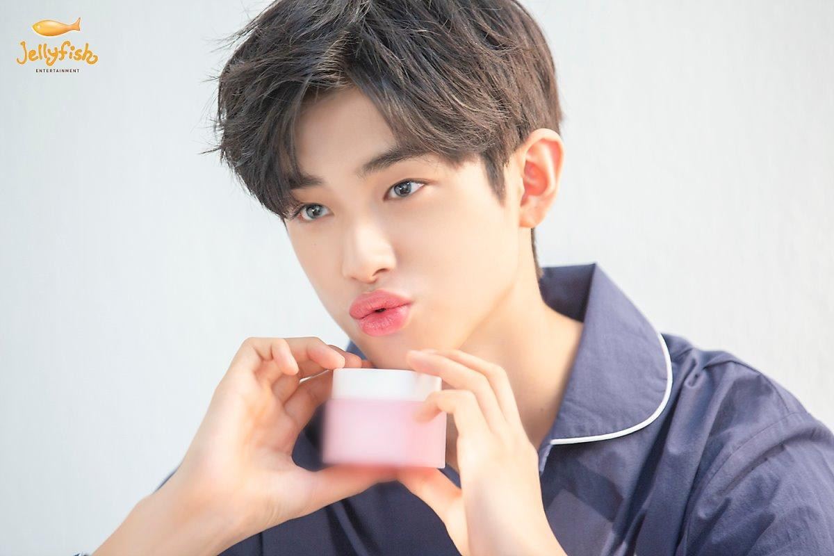 Khiến nam nhân rung động, 100 khoảnh khắc Kim Min Kyu (Produce X 101) xinh hơn idol nữ khi quảng cáo son phấn Ảnh 6