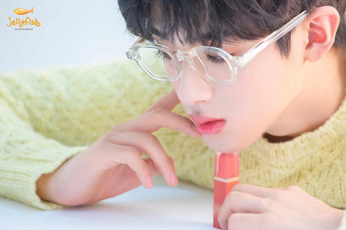 Khiến nam nhân rung động, 100 khoảnh khắc Kim Min Kyu (Produce X 101) xinh hơn idol nữ khi quảng cáo son phấn Ảnh 17