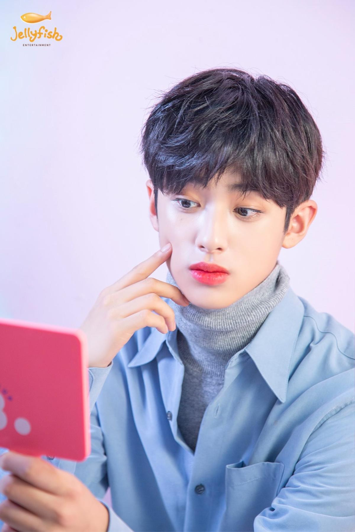 Khiến nam nhân rung động, 100 khoảnh khắc Kim Min Kyu (Produce X 101) xinh hơn idol nữ khi quảng cáo son phấn Ảnh 33