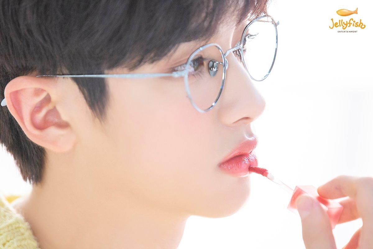 Khiến nam nhân rung động, 100 khoảnh khắc Kim Min Kyu (Produce X 101) xinh hơn idol nữ khi quảng cáo son phấn Ảnh 18