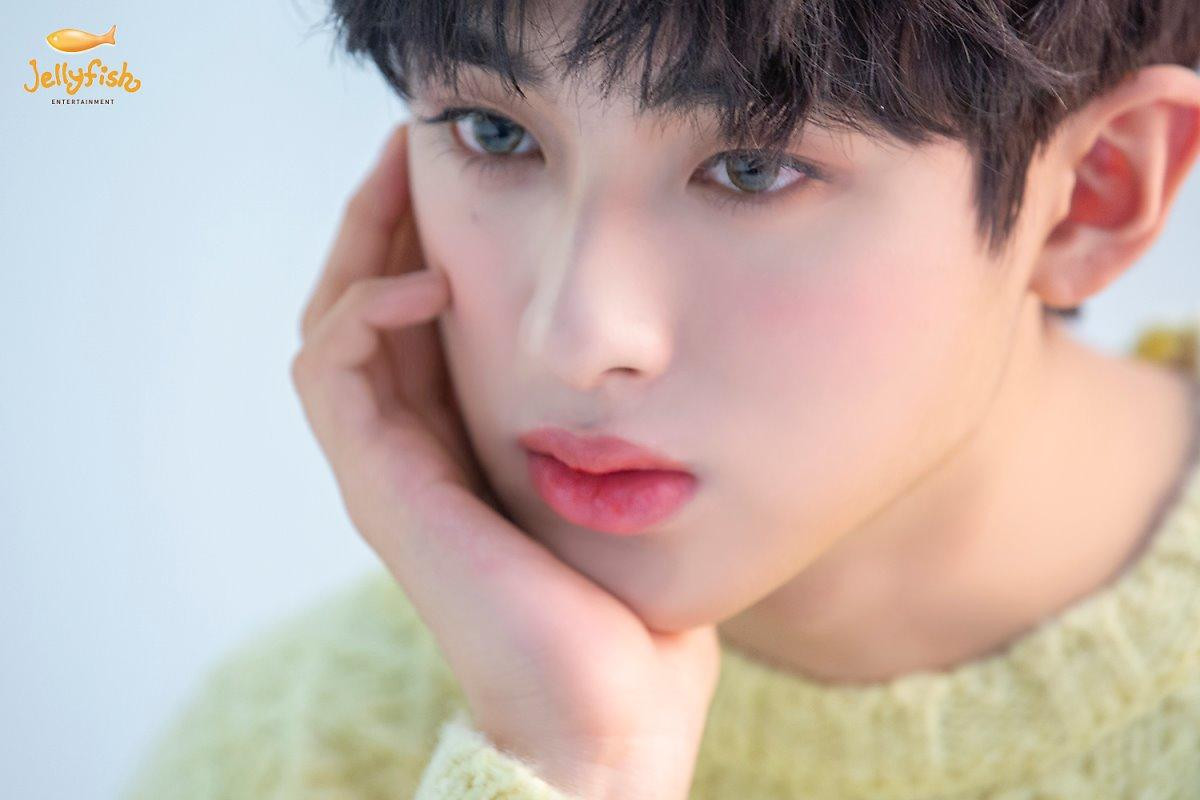 Khiến nam nhân rung động, 100 khoảnh khắc Kim Min Kyu (Produce X 101) xinh hơn idol nữ khi quảng cáo son phấn Ảnh 14