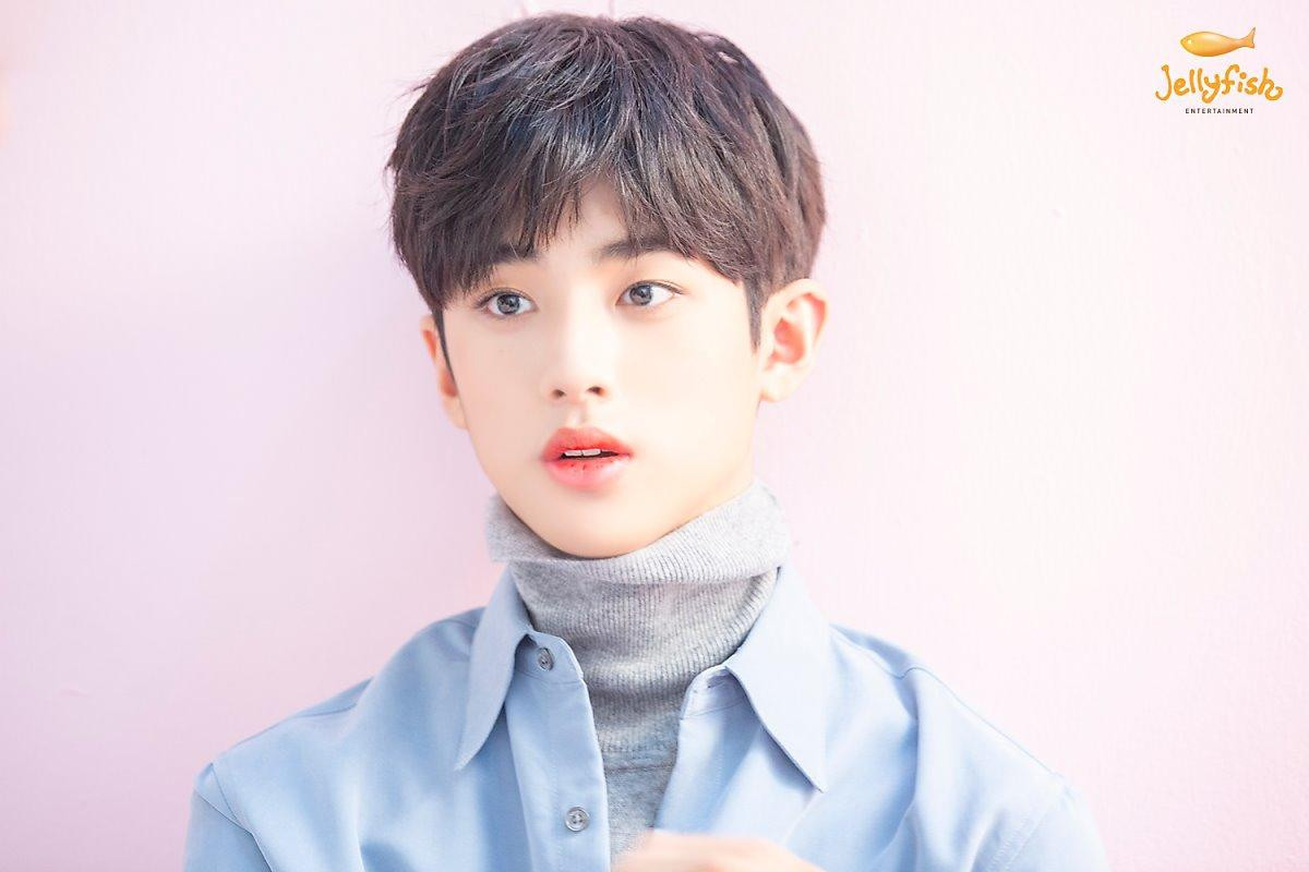 Khiến nam nhân rung động, 100 khoảnh khắc Kim Min Kyu (Produce X 101) xinh hơn idol nữ khi quảng cáo son phấn Ảnh 27