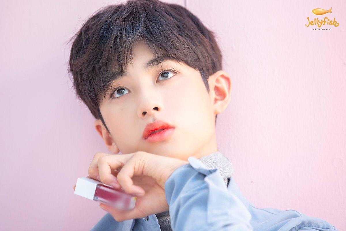 Khiến nam nhân rung động, 100 khoảnh khắc Kim Min Kyu (Produce X 101) xinh hơn idol nữ khi quảng cáo son phấn Ảnh 28