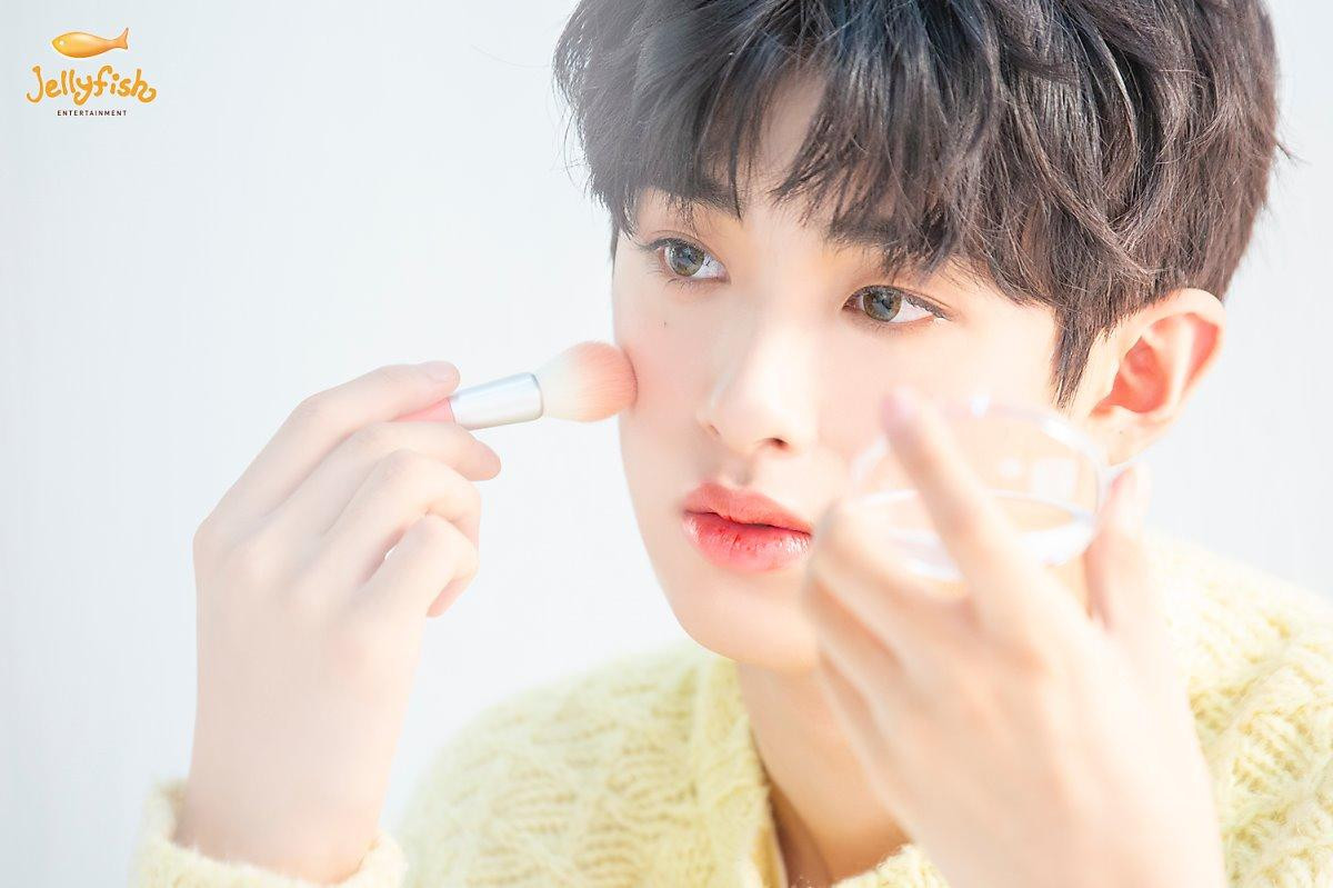 Khiến nam nhân rung động, 100 khoảnh khắc Kim Min Kyu (Produce X 101) xinh hơn idol nữ khi quảng cáo son phấn Ảnh 16