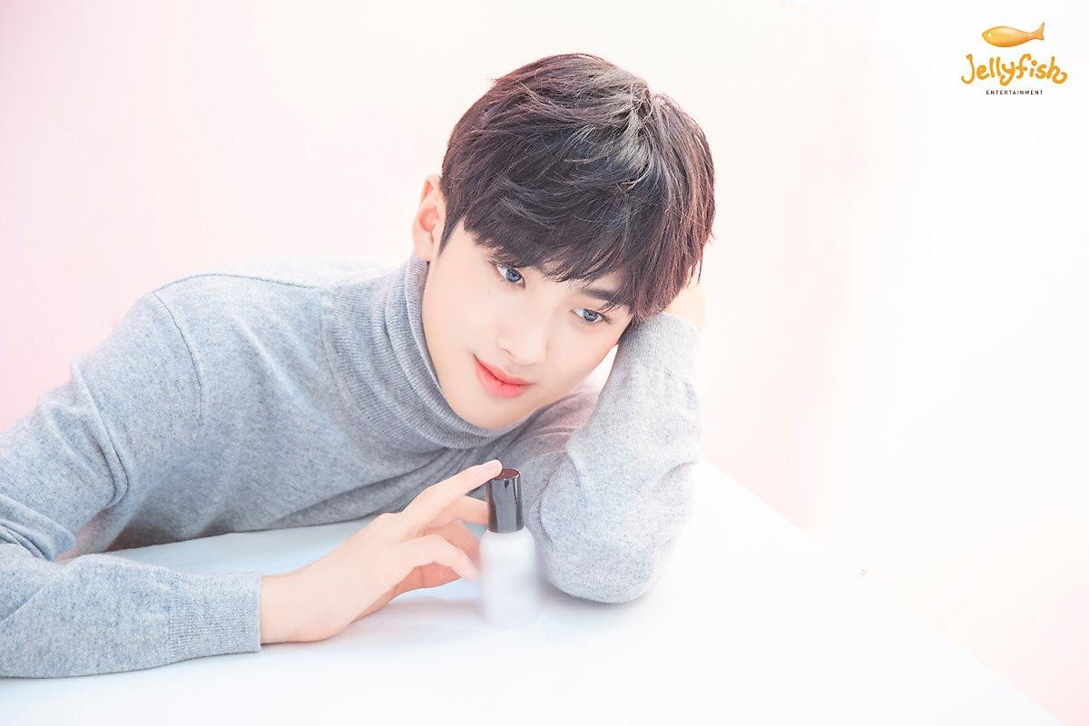 Khiến nam nhân rung động, 100 khoảnh khắc Kim Min Kyu (Produce X 101) xinh hơn idol nữ khi quảng cáo son phấn Ảnh 30