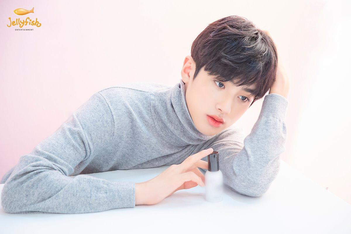 Khiến nam nhân rung động, 100 khoảnh khắc Kim Min Kyu (Produce X 101) xinh hơn idol nữ khi quảng cáo son phấn Ảnh 31