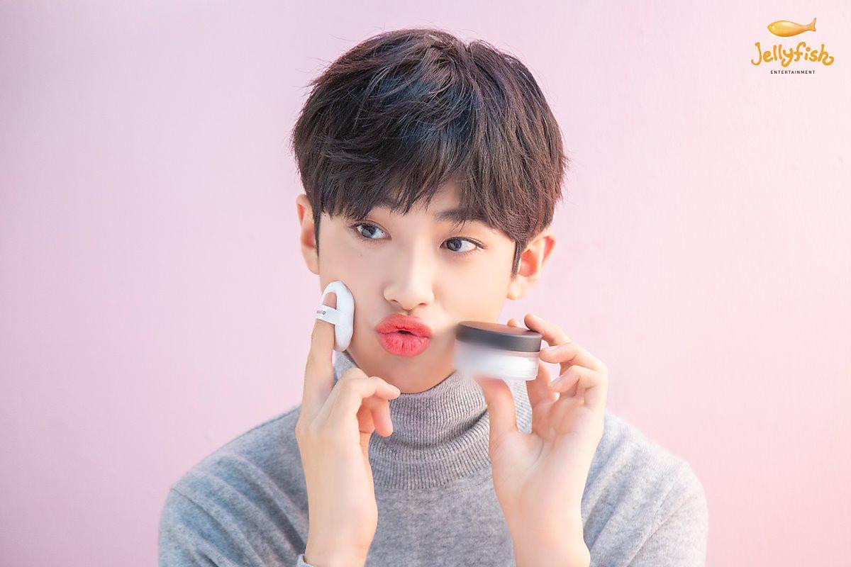 Khiến nam nhân rung động, 100 khoảnh khắc Kim Min Kyu (Produce X 101) xinh hơn idol nữ khi quảng cáo son phấn Ảnh 32