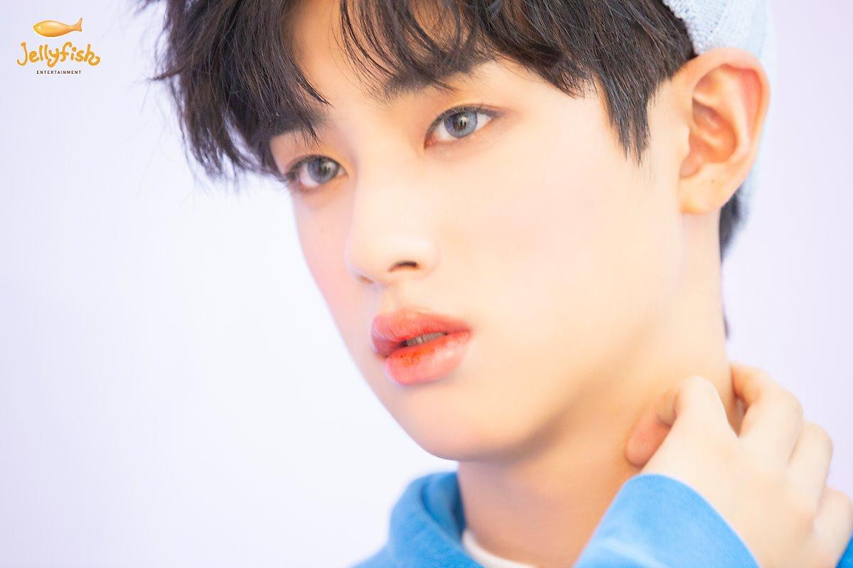 Khiến nam nhân rung động, 100 khoảnh khắc Kim Min Kyu (Produce X 101) xinh hơn idol nữ khi quảng cáo son phấn Ảnh 42