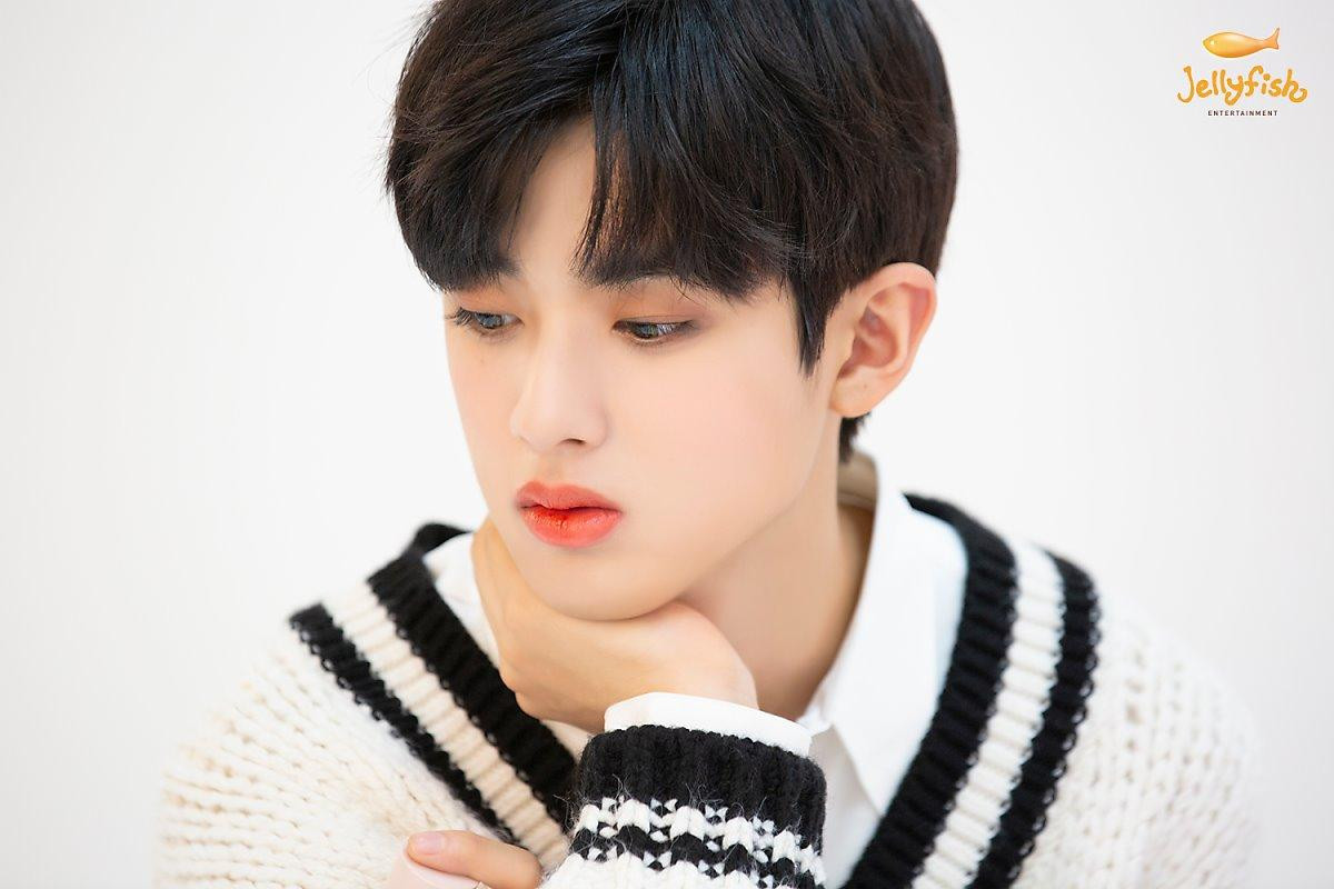 Khiến nam nhân rung động, 100 khoảnh khắc Kim Min Kyu (Produce X 101) xinh hơn idol nữ khi quảng cáo son phấn Ảnh 24