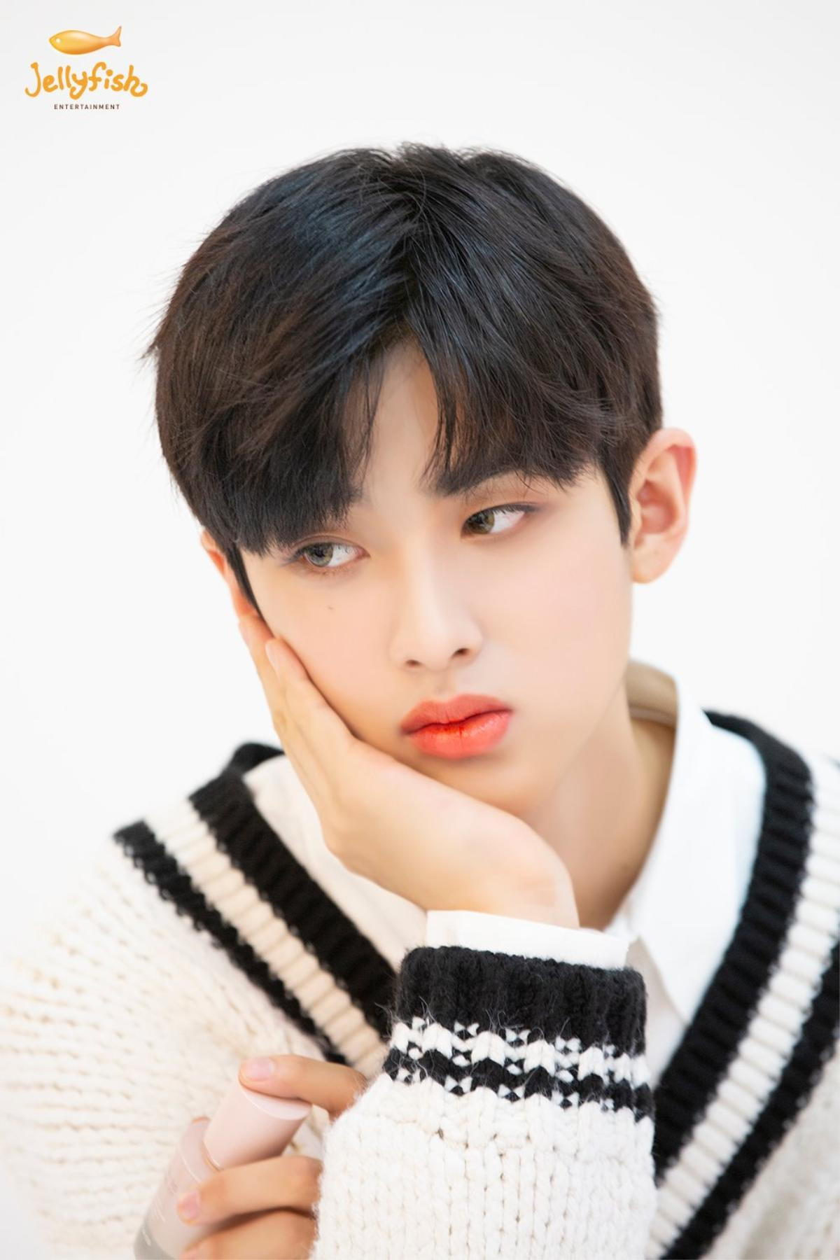 Khiến nam nhân rung động, 100 khoảnh khắc Kim Min Kyu (Produce X 101) xinh hơn idol nữ khi quảng cáo son phấn Ảnh 19