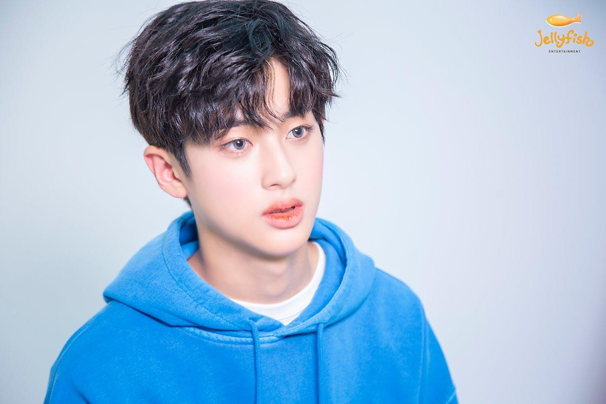 Khiến nam nhân rung động, 100 khoảnh khắc Kim Min Kyu (Produce X 101) xinh hơn idol nữ khi quảng cáo son phấn Ảnh 43