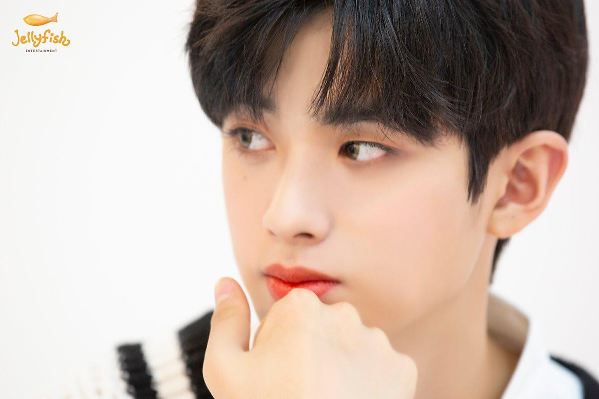 Khiến nam nhân rung động, 100 khoảnh khắc Kim Min Kyu (Produce X 101) xinh hơn idol nữ khi quảng cáo son phấn Ảnh 20