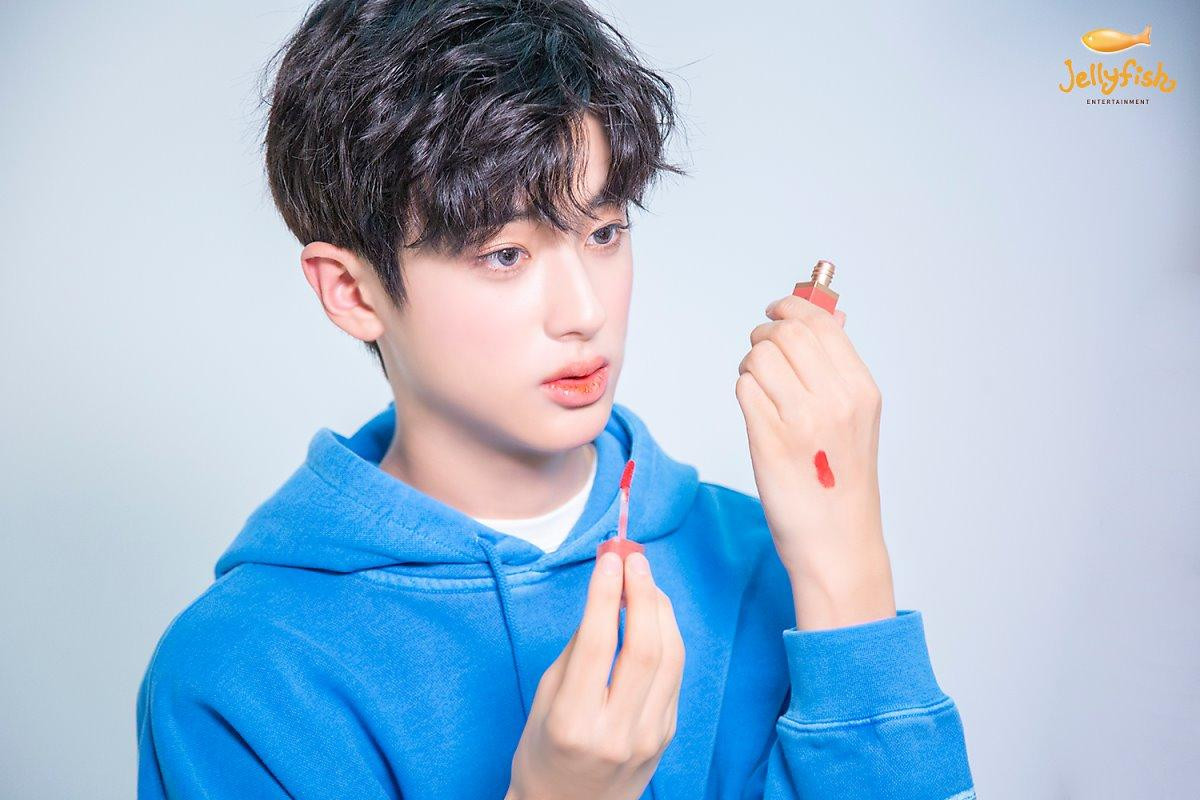 Khiến nam nhân rung động, 100 khoảnh khắc Kim Min Kyu (Produce X 101) xinh hơn idol nữ khi quảng cáo son phấn Ảnh 44