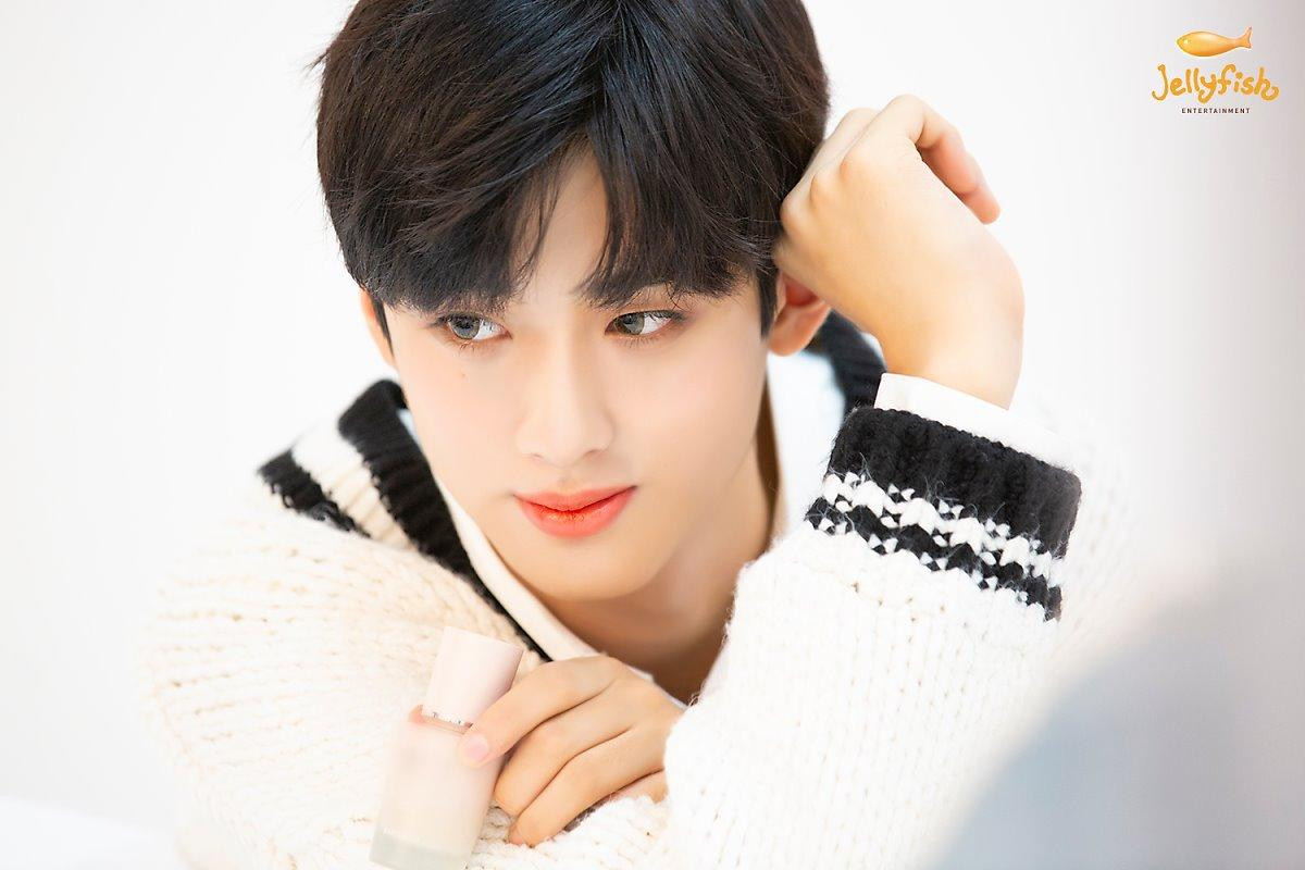 Khiến nam nhân rung động, 100 khoảnh khắc Kim Min Kyu (Produce X 101) xinh hơn idol nữ khi quảng cáo son phấn Ảnh 21