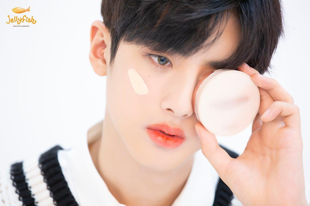 Khiến nam nhân rung động, 100 khoảnh khắc Kim Min Kyu (Produce X 101) xinh hơn idol nữ khi quảng cáo son phấn Ảnh 22