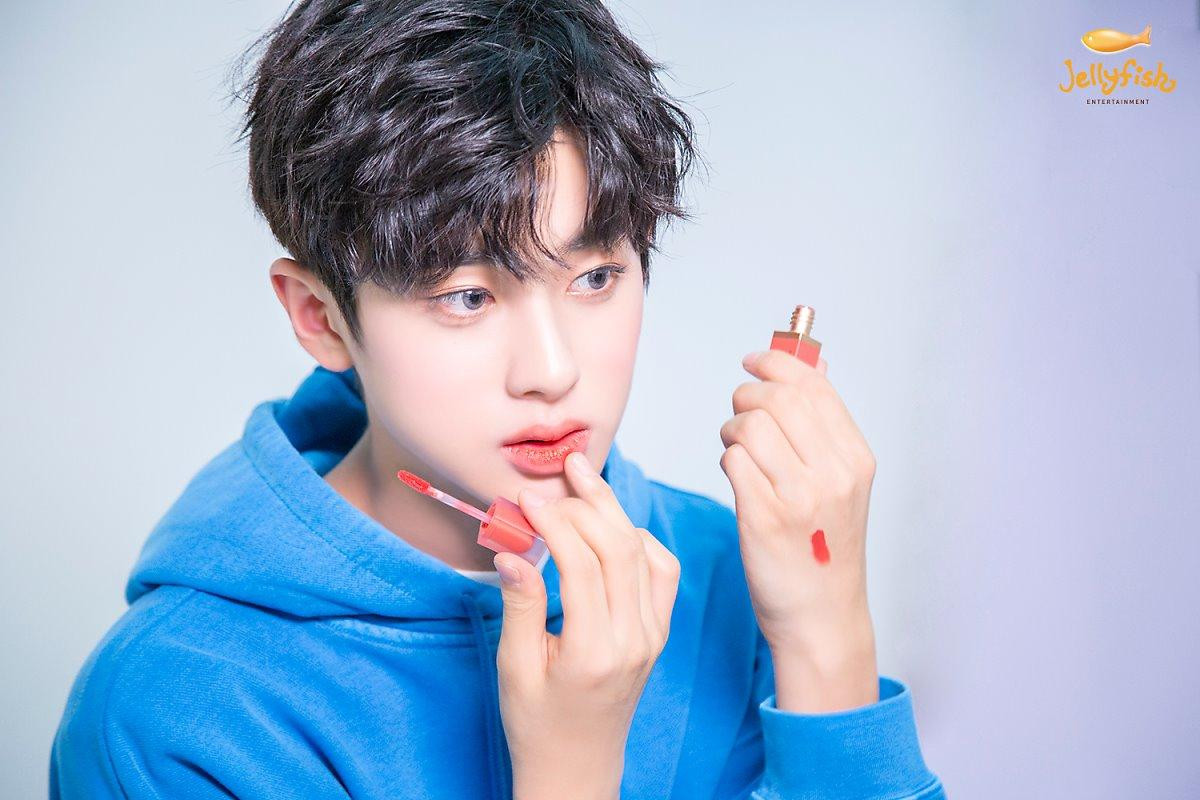 Khiến nam nhân rung động, 100 khoảnh khắc Kim Min Kyu (Produce X 101) xinh hơn idol nữ khi quảng cáo son phấn Ảnh 45