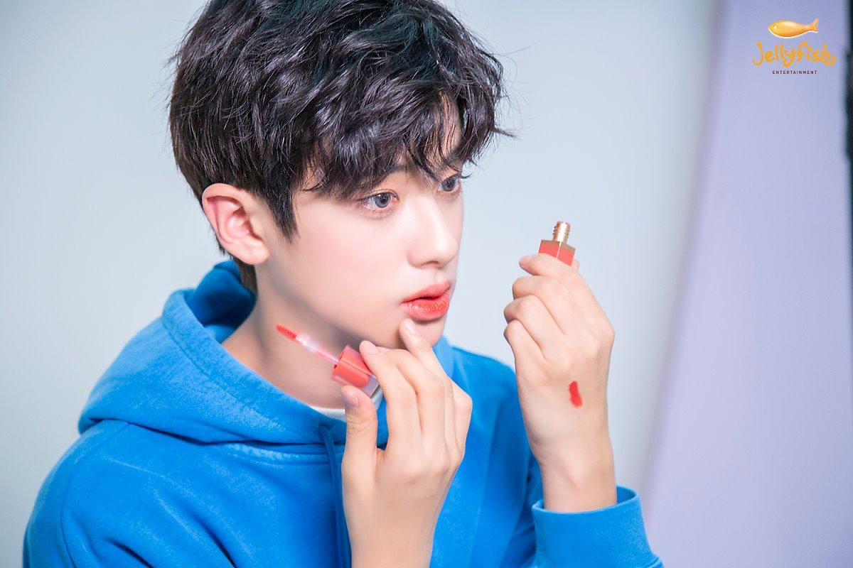 Khiến nam nhân rung động, 100 khoảnh khắc Kim Min Kyu (Produce X 101) xinh hơn idol nữ khi quảng cáo son phấn Ảnh 46