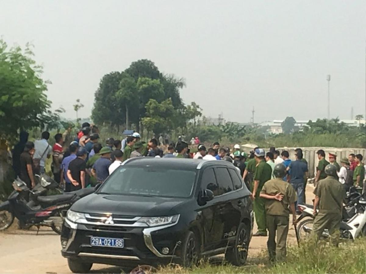 Công an dẫn giải hai nghi phạm sát hại nam sinh 18 tuổi chạy Grab ra hiện trường thực nghiệm Ảnh 2