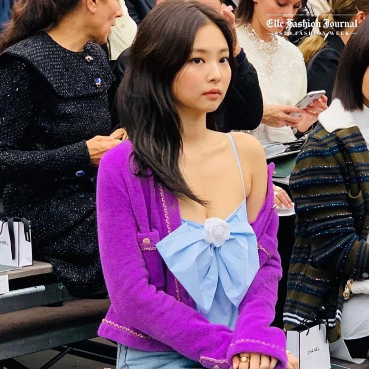 Jennie Black Pink lấp ló vòng 1 căng đầy, ngồi sát bà hoàng Anna Wintour tại show Chanel Ảnh 5