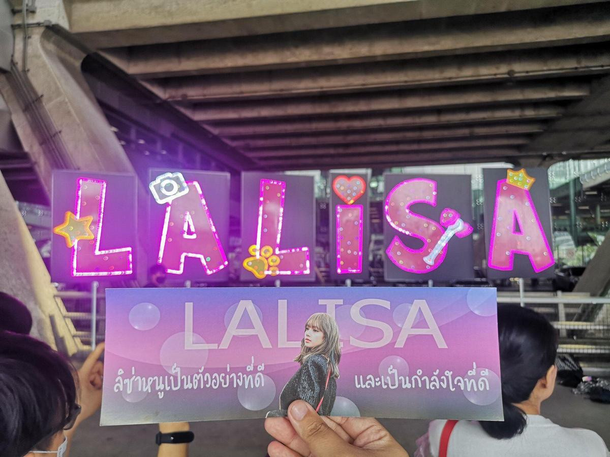 Biểu cảm cực 'cool' của Lisa (BlackPink) trước project siêu đáng yêu của fan Thái Ảnh 4