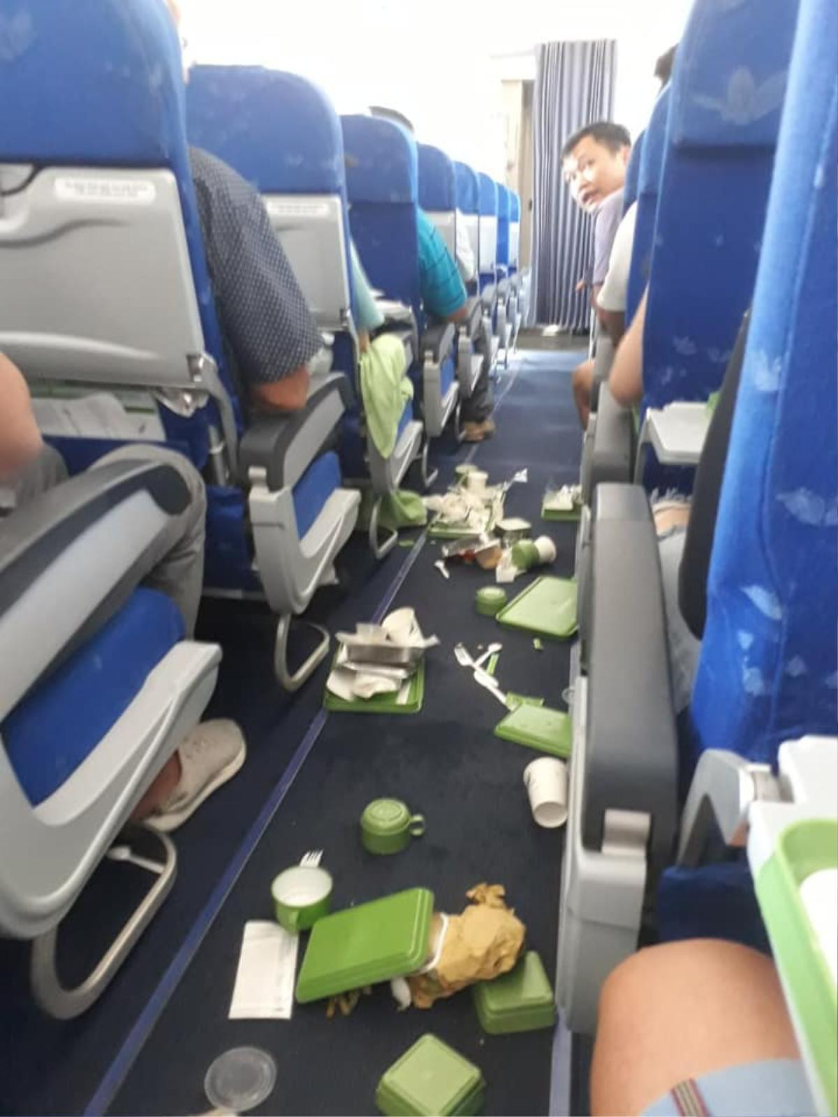 Hàng trăm hành khách kinh hãi, đồ ăn bắn tung tóe trên chuyến bay của Bamboo Airways Ảnh 1