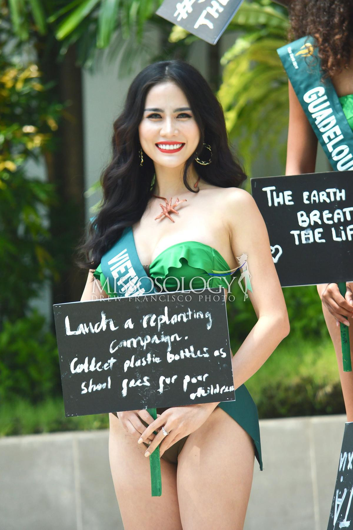 Hoàng Hạnh nỗ lực nói tiếng Anh, tự hào giới thiệu ý nghĩa của hoa sen tại Miss Earth 2019 Ảnh 2