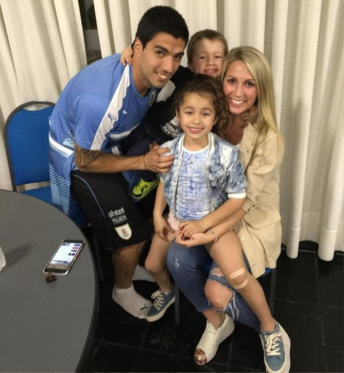 Ngắm cô vợ xinh như mộng của người hùng Luis Suarez Ảnh 3