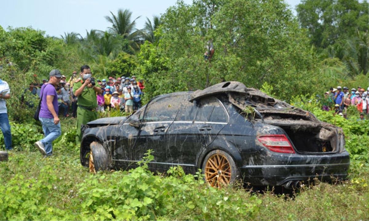 Vụ 3 thi thể trong xe Mercedes dưới kênh ở Tiền Giang: Ai là người cầm lái? Ảnh 2