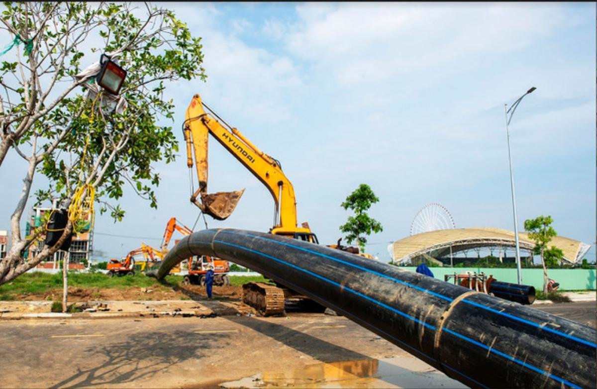 Đà Nẵng lần đầu tiên kéo thành công đường ống 'khủng' dài 370m vượt sông Hàn Ảnh 2