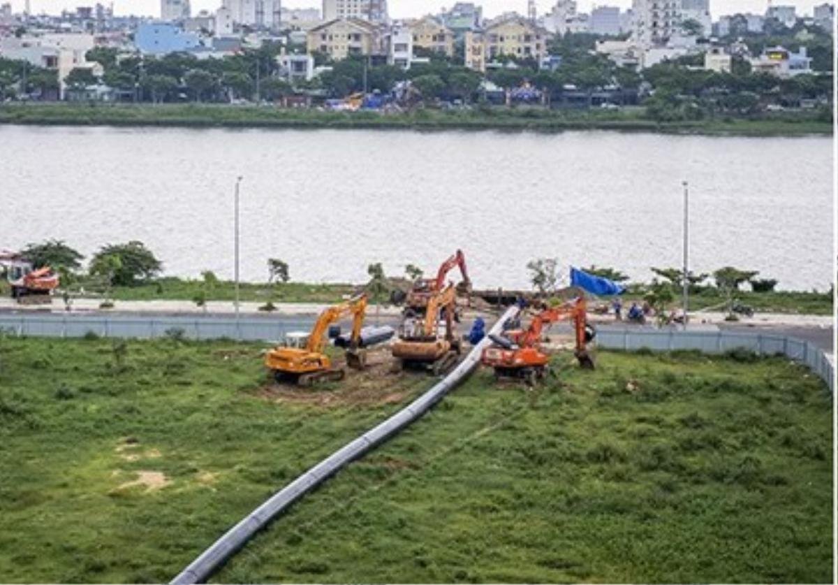 Đà Nẵng lần đầu tiên kéo thành công đường ống 'khủng' dài 370m vượt sông Hàn Ảnh 1