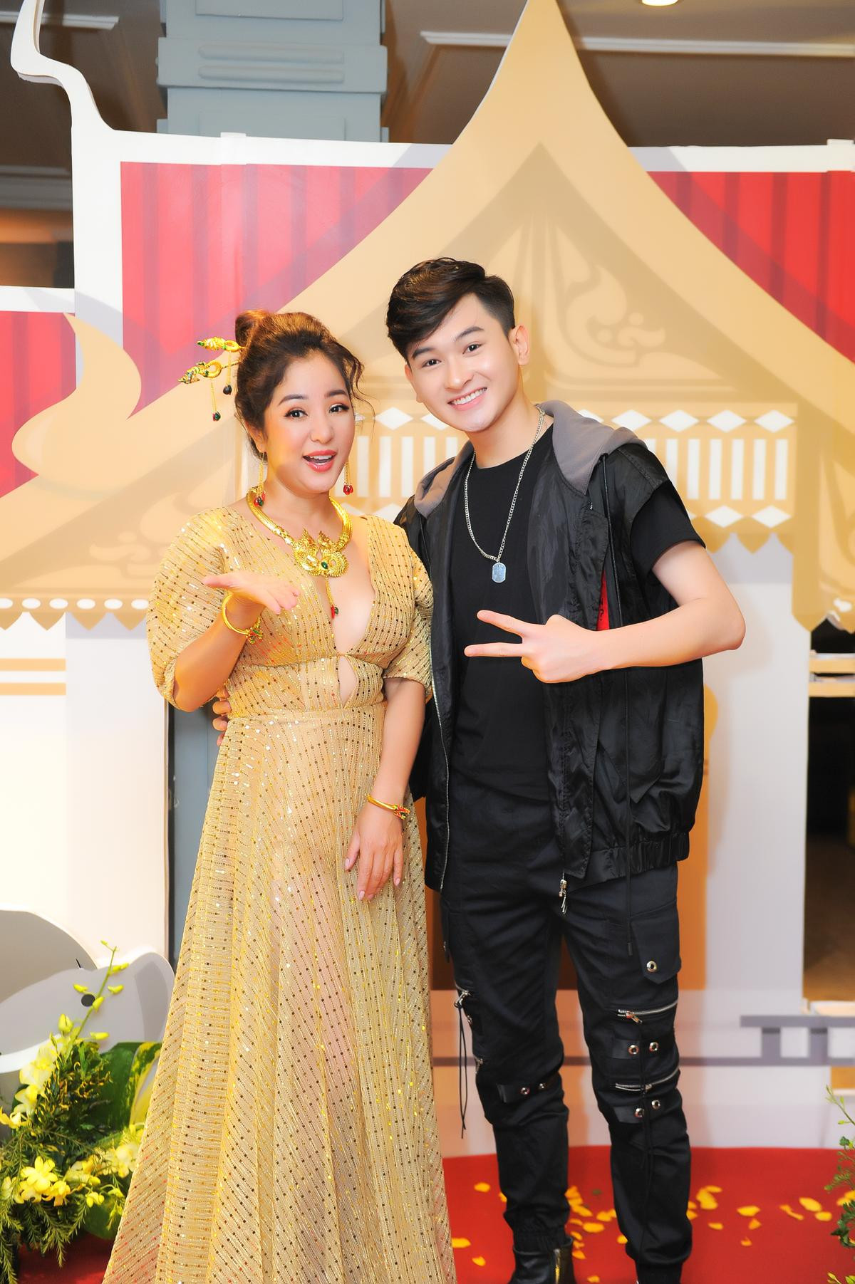 Thúy Nga chia sẻ lý do Việt Hương vắng mặt trong liveshow, đòi mượn Minh Nhí hột xoàn để trang trải Ảnh 13