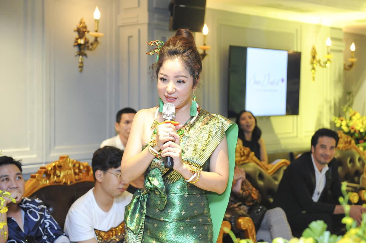 Thúy Nga chia sẻ lý do Việt Hương vắng mặt trong liveshow, đòi mượn Minh Nhí hột xoàn để trang trải Ảnh 16