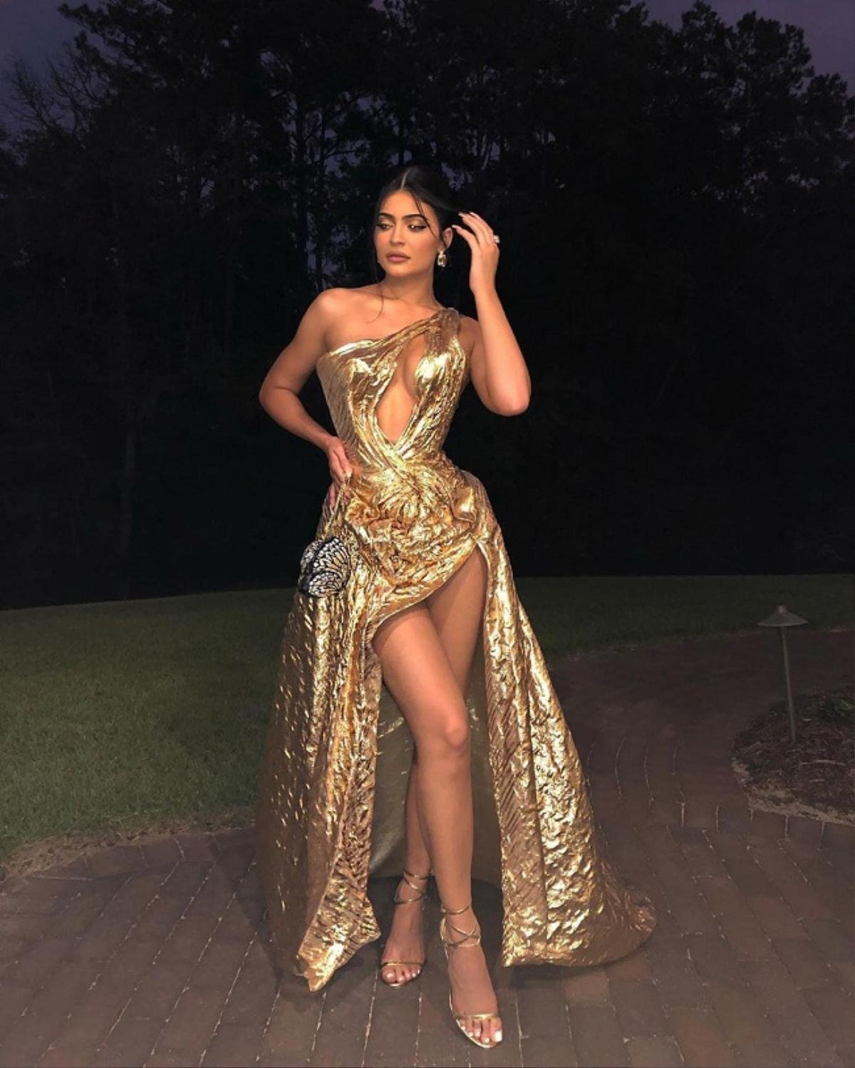 Hậu chia tay bạn trai, nữ tỷ phú Kylie Jenner khoe thân trong trang phục chói lóa cả mắt Ảnh 2