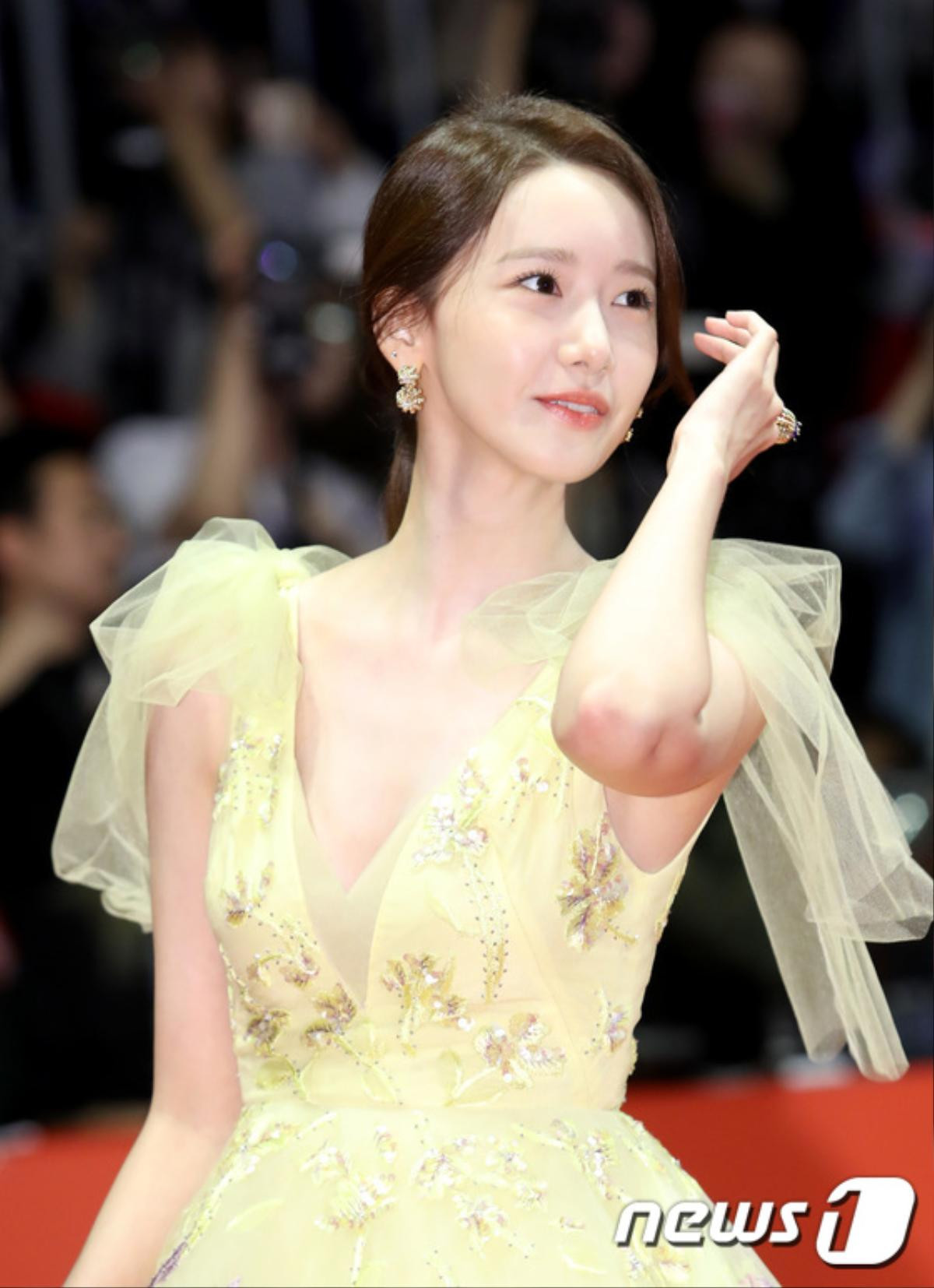 Thảm đỏ 'LHP Busan 2019': Yoona (SNSD) hóa nữ thần, áp đảo Hoa hậu Hàn Quốc 2019 - Kim Se Yeon Ảnh 4