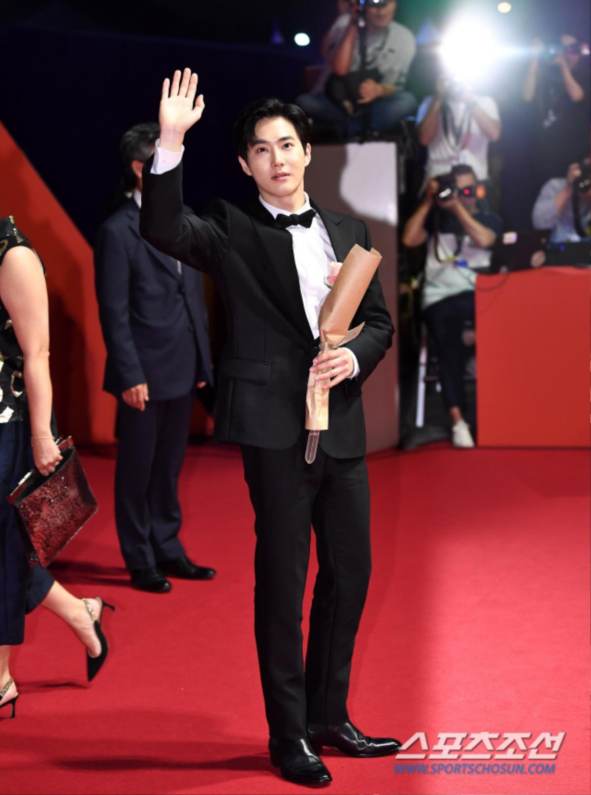 Thảm đỏ 'LHP Busan 2019': Tài tử Jung Woo Sung đọ sắc Jung Hae In, Suho (EXO) và Jinyoung (Got7) Ảnh 13