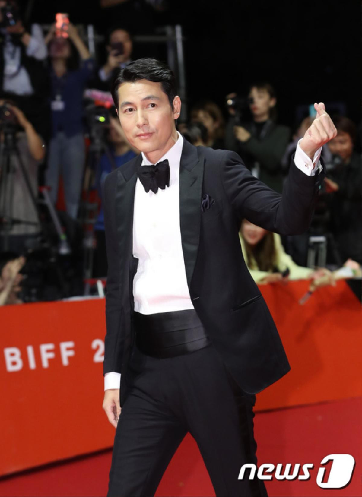 Thảm đỏ 'LHP Busan 2019': Tài tử Jung Woo Sung đọ sắc Jung Hae In, Suho (EXO) và Jinyoung (Got7) Ảnh 1