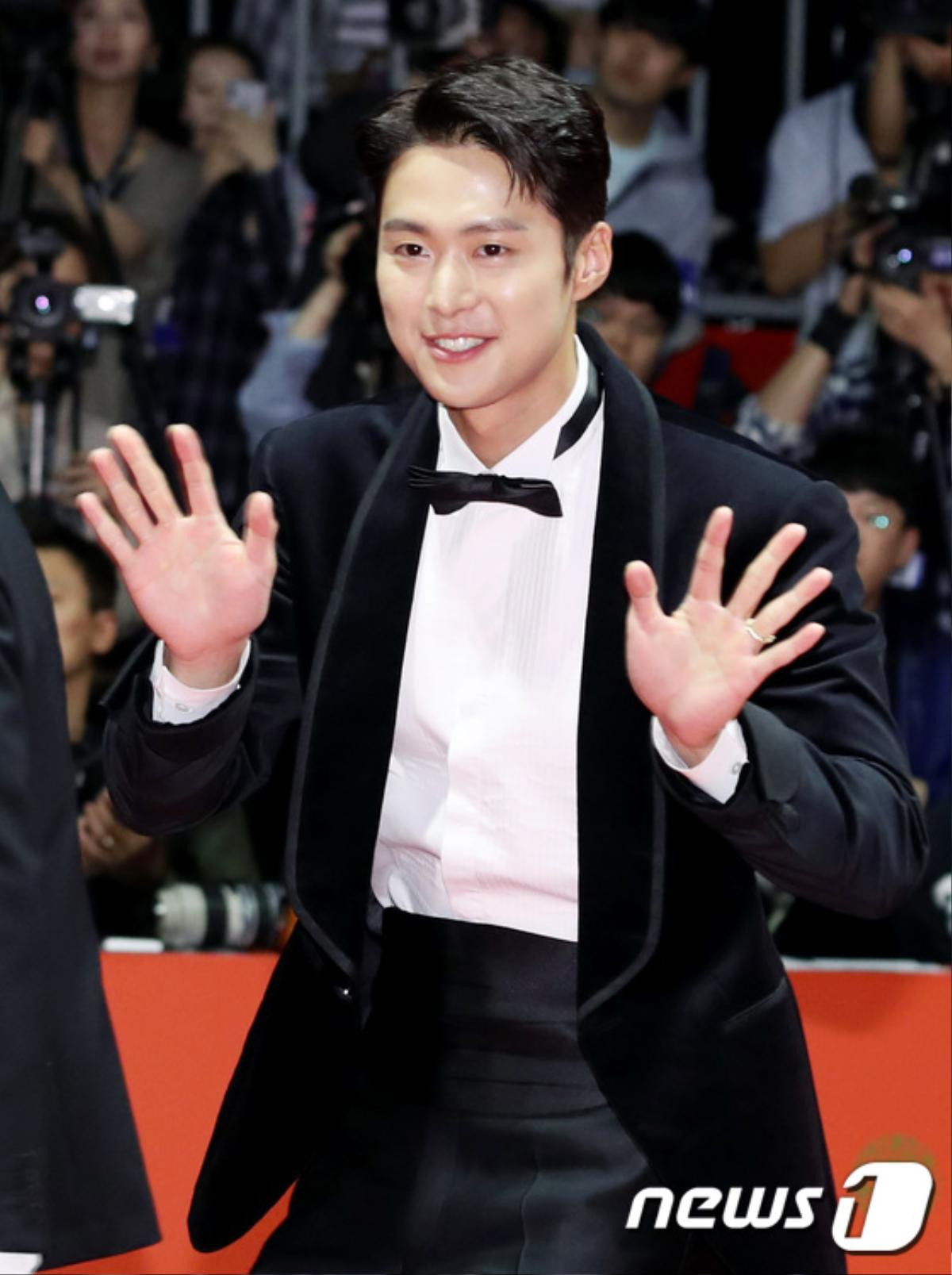 Thảm đỏ 'LHP Busan 2019': Tài tử Jung Woo Sung đọ sắc Jung Hae In, Suho (EXO) và Jinyoung (Got7) Ảnh 29