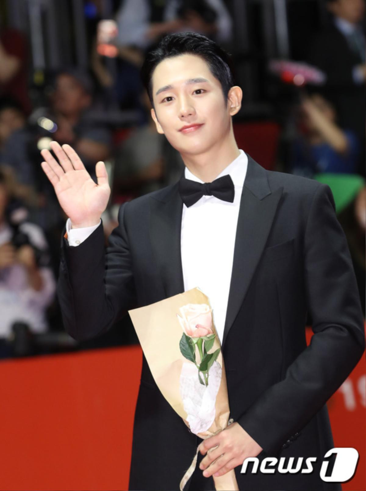 Thảm đỏ 'LHP Busan 2019': Tài tử Jung Woo Sung đọ sắc Jung Hae In, Suho (EXO) và Jinyoung (Got7) Ảnh 6