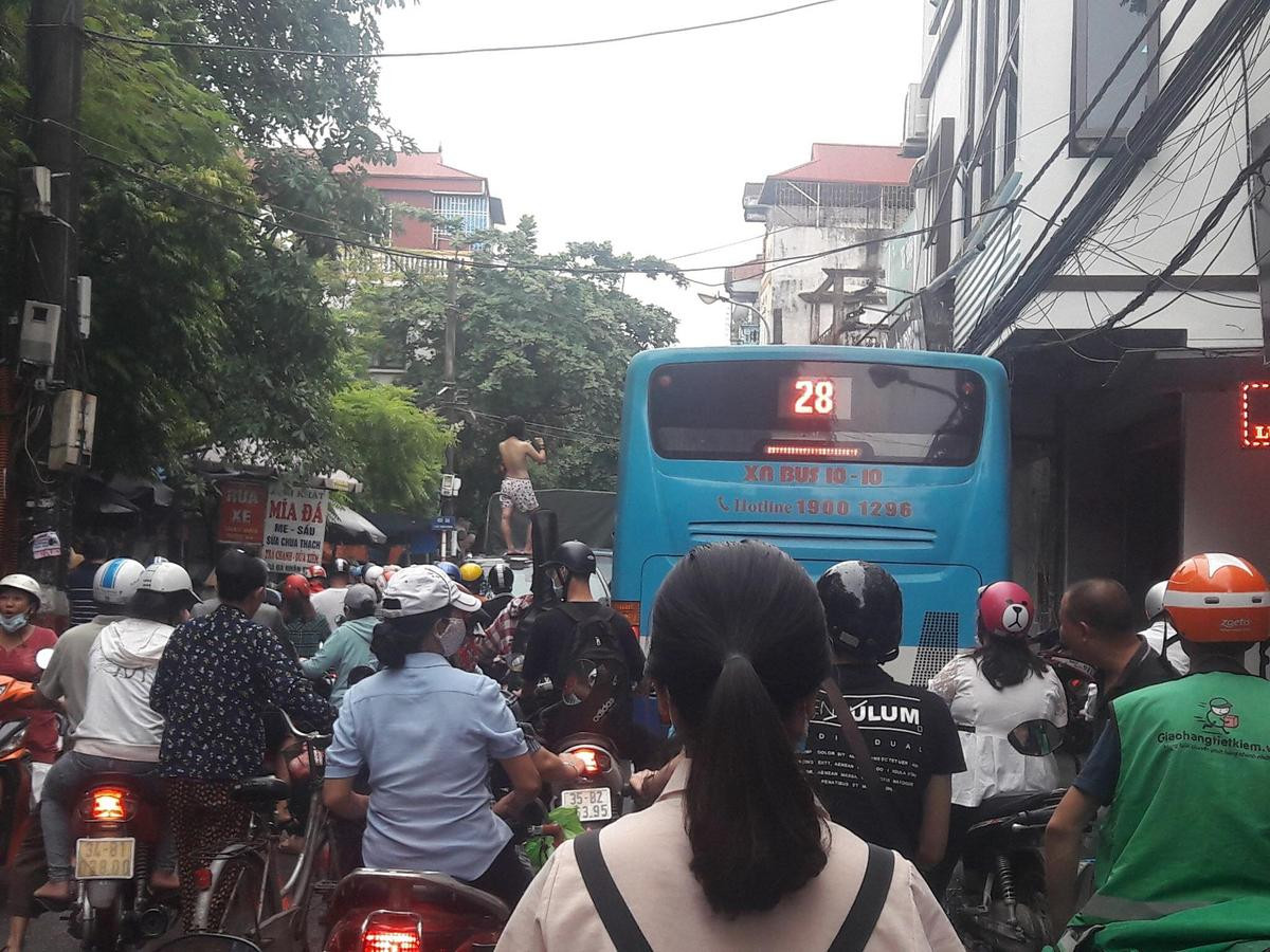 Cô gái nghi ‘ngáo đá’ trèo lên nóc ô tô nhảy múa khiến cả tuyến phố ùn tắc Ảnh 1