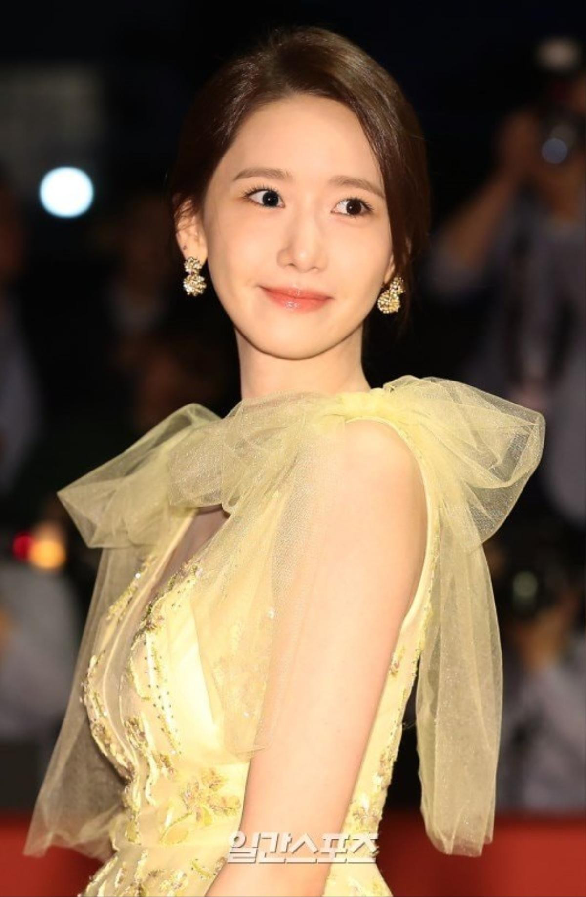 Nữ thần Yoona gây 'rúng động' thảm đỏ khi khéo khoe vòng 1 căng đầy Ảnh 3