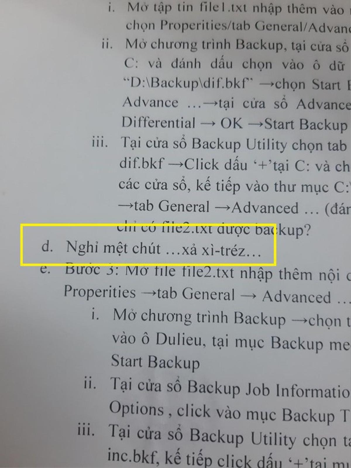 Thầy giáo đáng yêu nhất hệ mặt trời: Biết học sinh lười đọc nên thả ngay một câu xả stress vào ngay giữa tài liệu! Ảnh 1